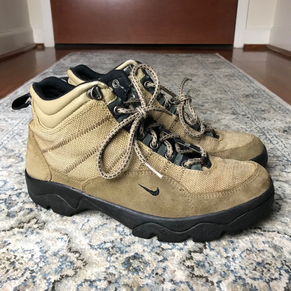 Nike ACG Regrind Boots size 7.5 women’s